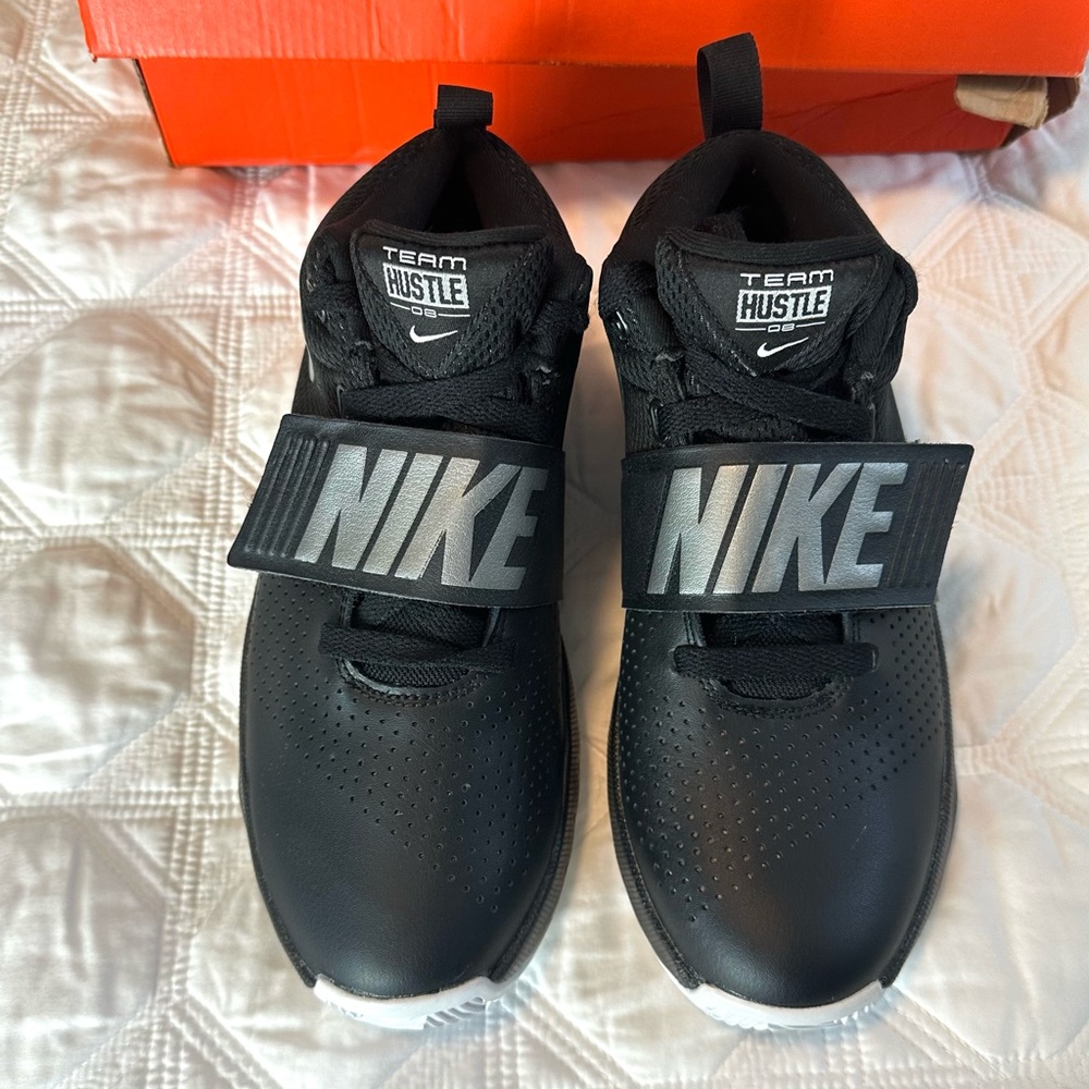 Nike Team Hustle D8 Boys Basketball Shoes Size 6Y Black White BNIB New in Box GS